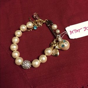 BETSEY JOHNSON PEARL CAT CHARM STRETCH BRACELET
